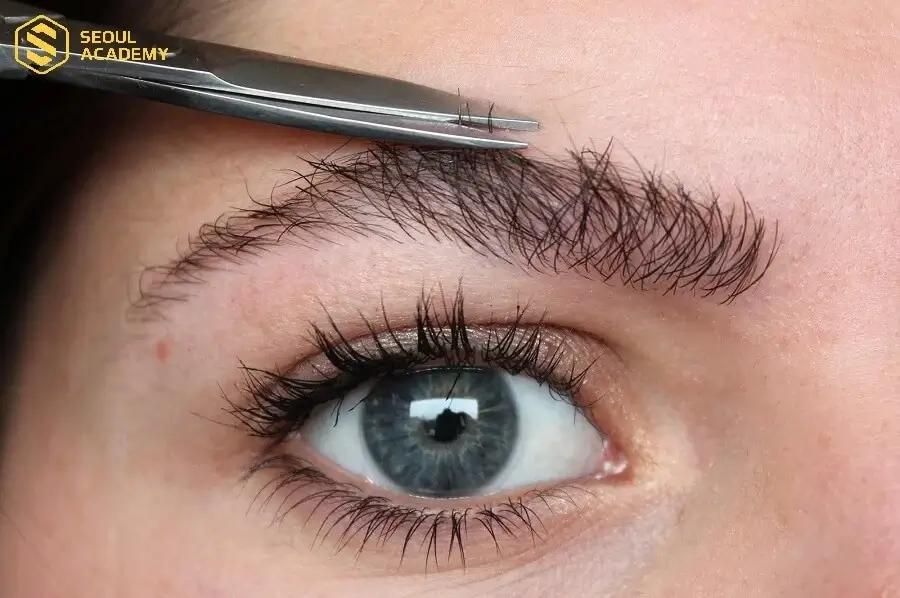 Mày rậm mảnh ở nam giới là người có tính cách khá nhạy cảm, dễ bị tổn thương