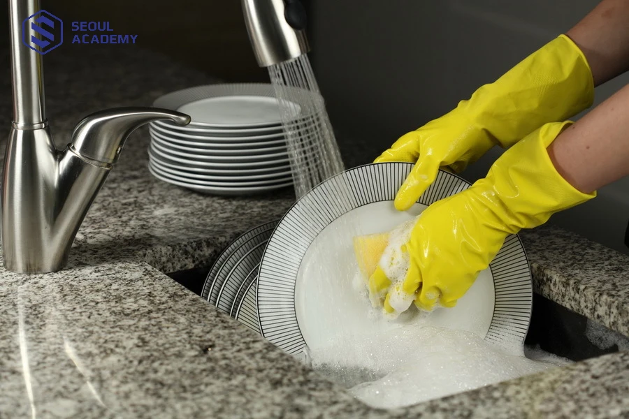 Sử dụng bao tay khi làm việc việc nhà để bảo vệ móng đắp gel