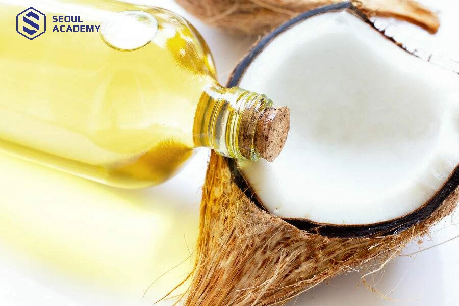 Bôi dầu dừa là một cách dưỡng móng hiệu quả