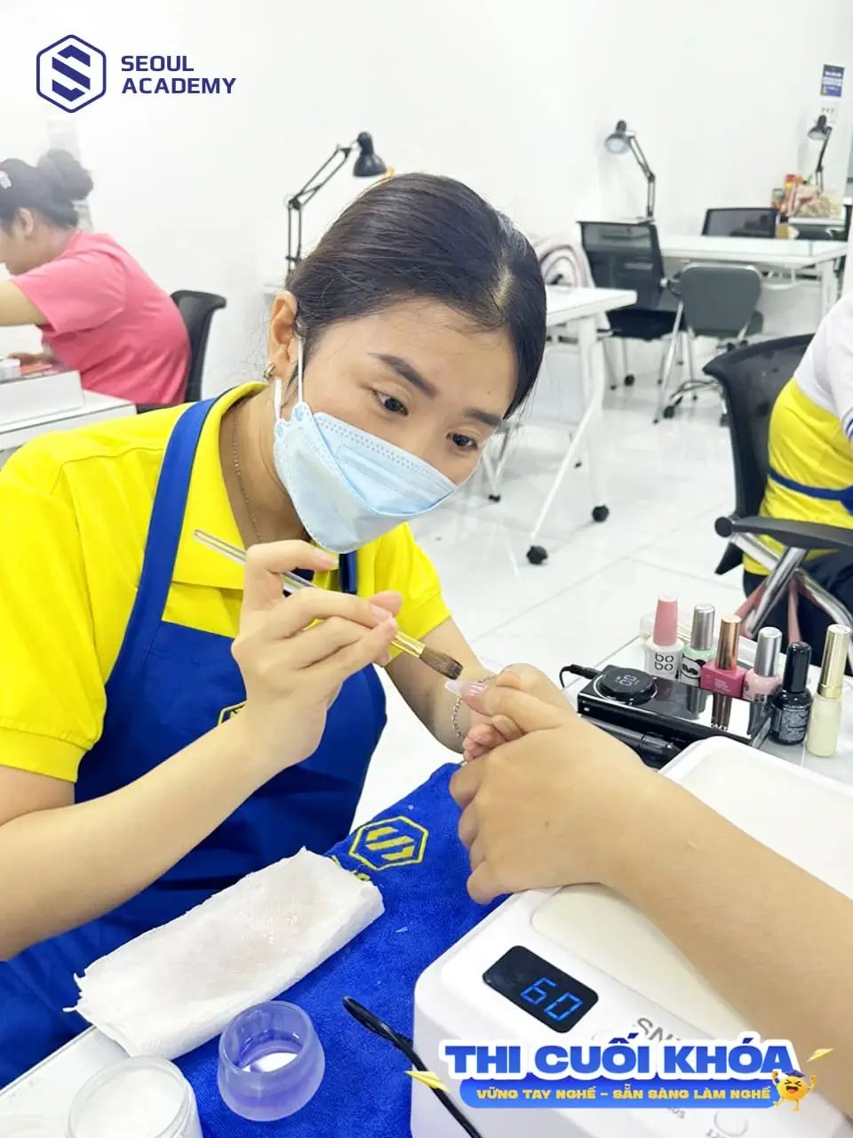 Học nail đi nước ngoài cũng cần học thêm ngoại ngữ và kỹ năng giao tiếp