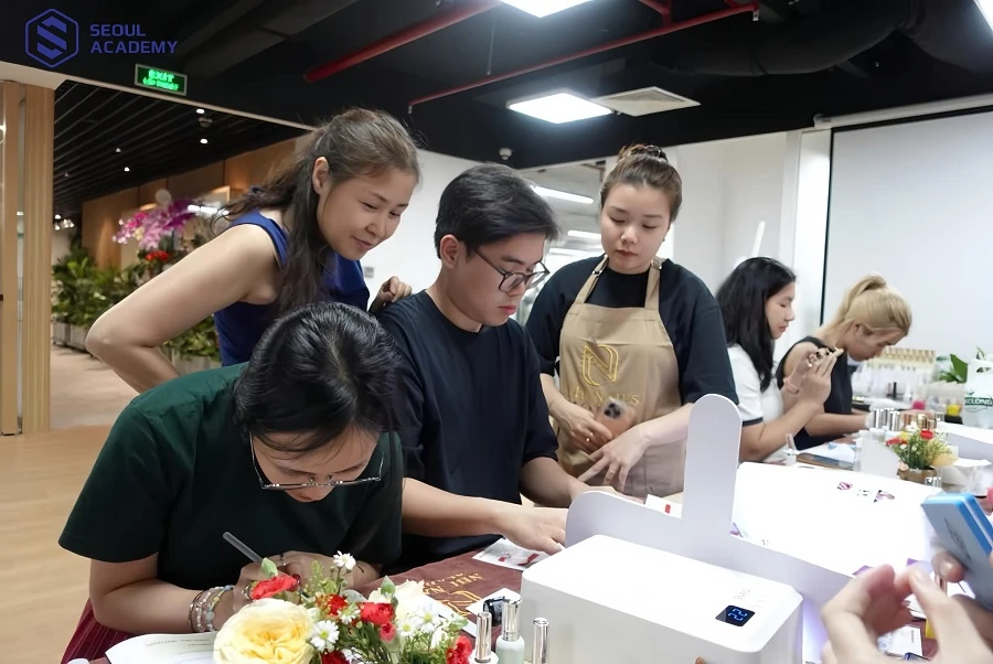 Giảng viên tại Nhi Nails Academy luôn tận tình hướng dẫn, theo sát học viên