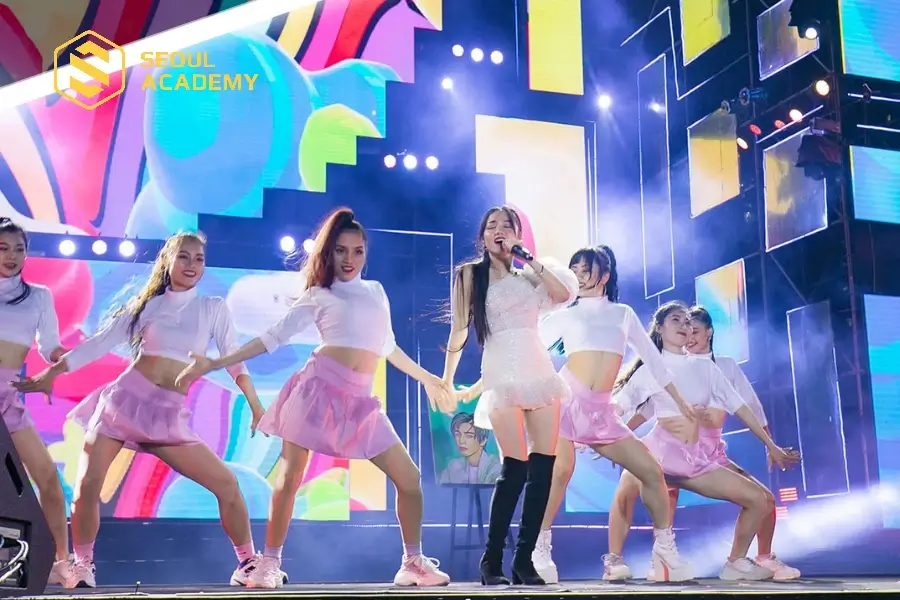 Nội dung khóa học bao gồm kỹ thuật điều chỉnh âm thanh và ánh sáng trên sân khấu