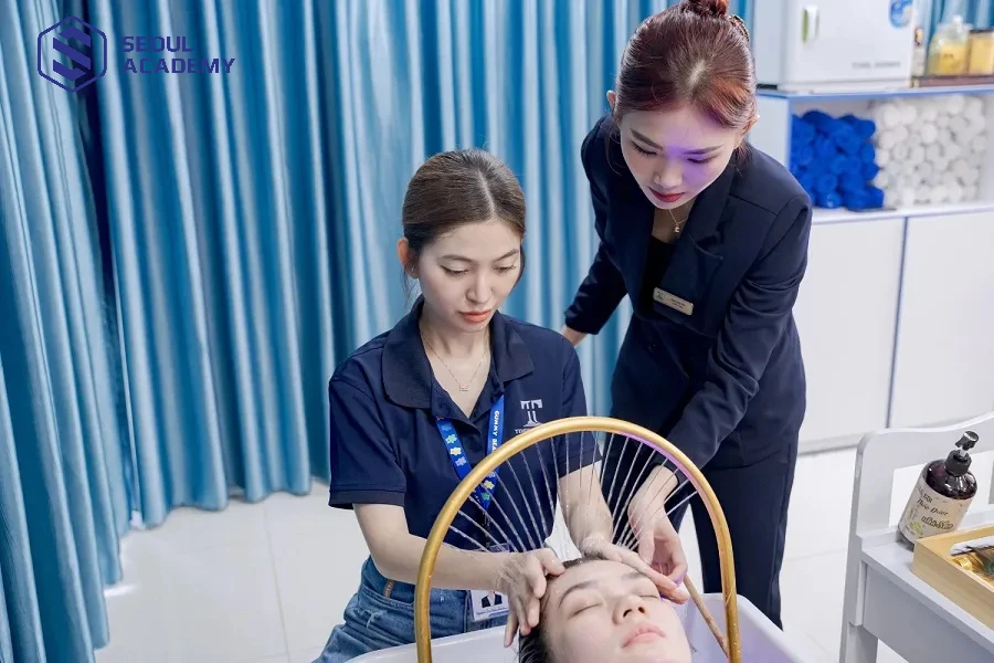 Học các kỹ thuật massage mặt hiện đại với đội ngũ giàu kinh nghiệm tại Timona Academy
