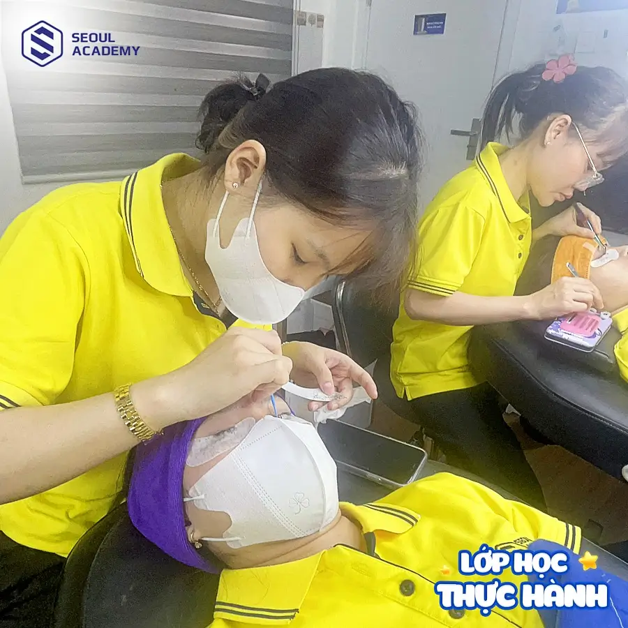 Giảng viên luôn theo sát trong chặng đường hoàn thành khoa học của bạn