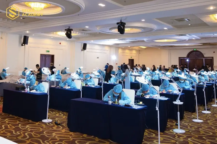 Học phun xăm phong thuỷ thu hút nhiều đối tượng học viên