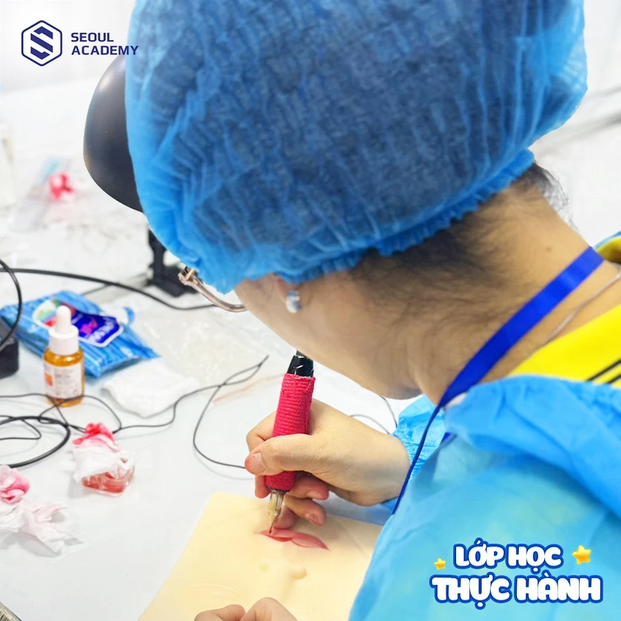 Học viên thực hành phun xăm trên người thật