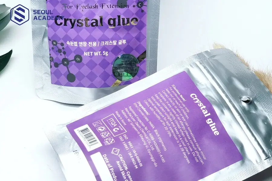 Keo nối mi Crystal Glue là một trong những sản phẩm keo nối mi tốt, có bao bì sang trọng và rất dễ sử dụng
