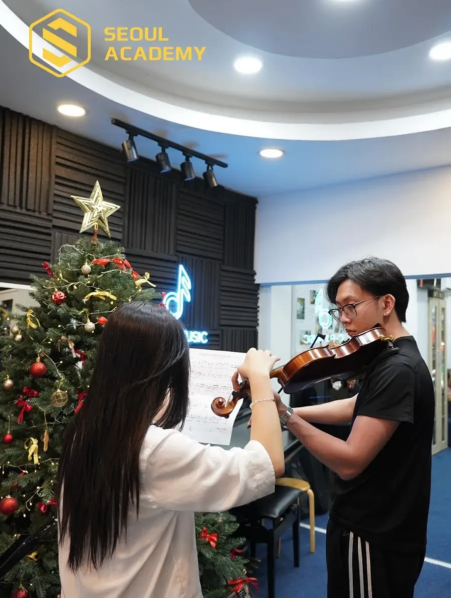 Khóa học violin tại C - Fly Music Center được đào tạo theo hình thức 1:1
