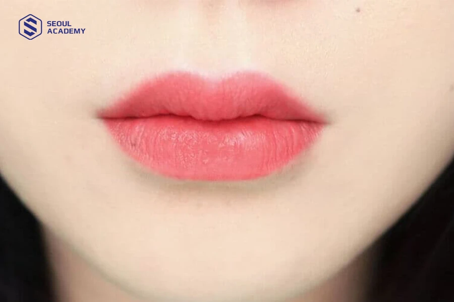 Người có làn da trắng hợp với phun môi màu hồng