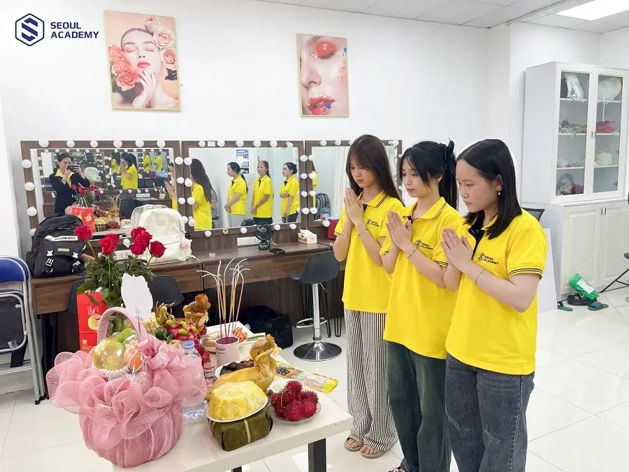 Khấn, vái hay lạy là hành động để bày tỏ lòng hiếu kính đối với tổ nghề nối mi