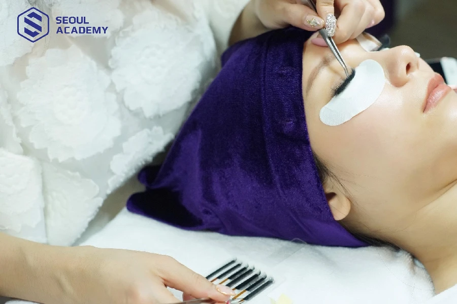 Rất nhiều người Việt Nam làm nghề nối mi ở Canada. Nghề này giúp cuộc sống của dân nhập cư ổn định và tiện nghi hơn