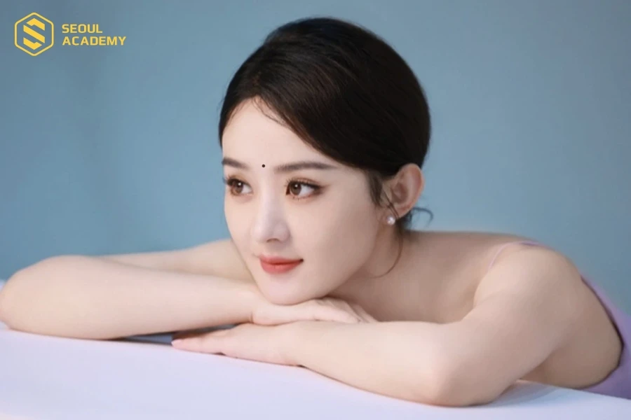 Nốt ruồi giữa ấn đường phụ nữ nên được xóa đi