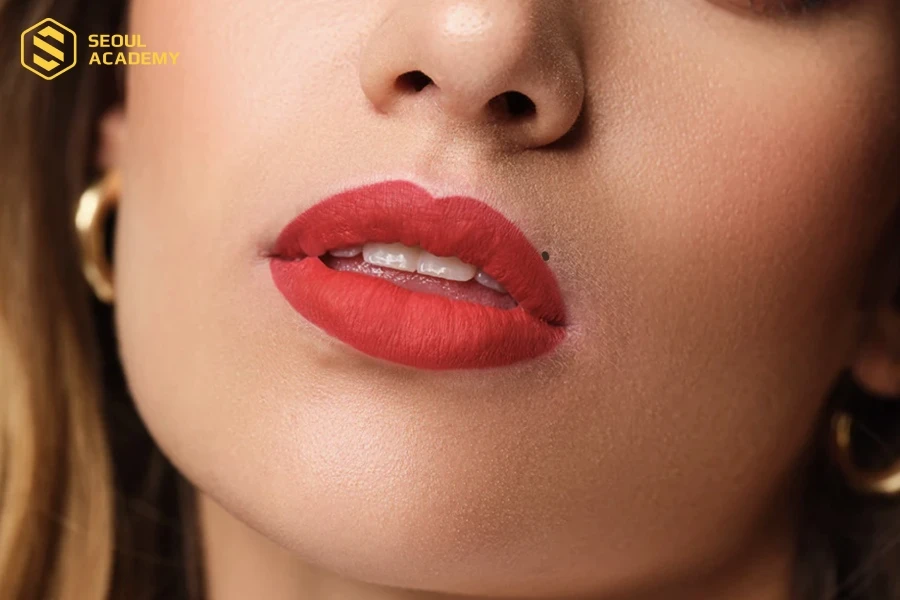 Nếu có nốt ruồi ở viền môi chị em nên xoá đi