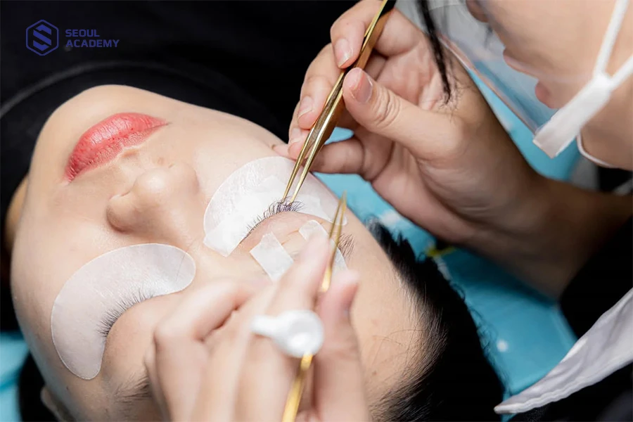 Dặm lại mi theo lịch định kỳ giúp duy trì hàng mi cong vút