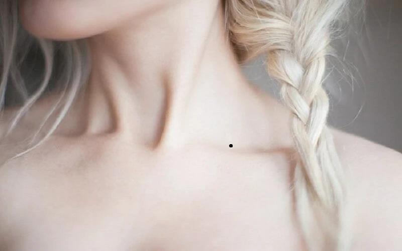 Người sở hữu nốt ruồi trước cổ có thể lận đận tình duyên