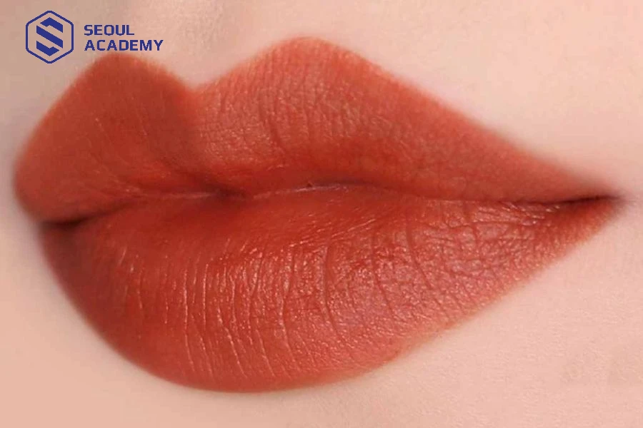 Màu đỏ trầm phù hợp cho mọi loại da