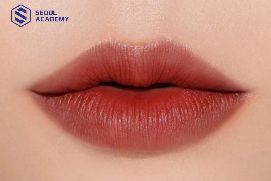 Phun môi màu đỏ gạch thể hiện sự tự tin cho chị em