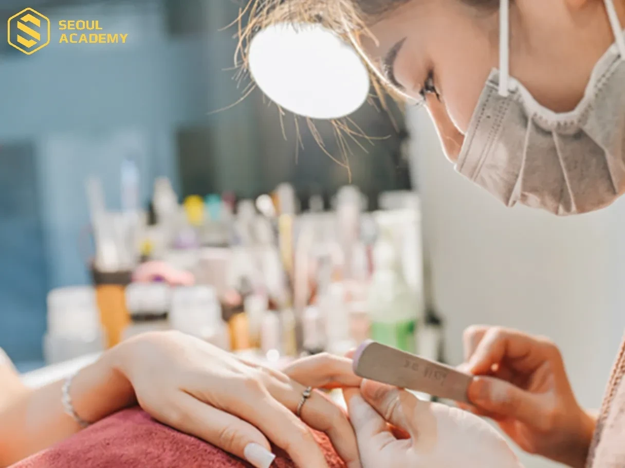 Làm trong nghề nail bạn cũng có cơ hội tiếp xúc với nhiều khách hàng, có nhiều mối quan hệ mới