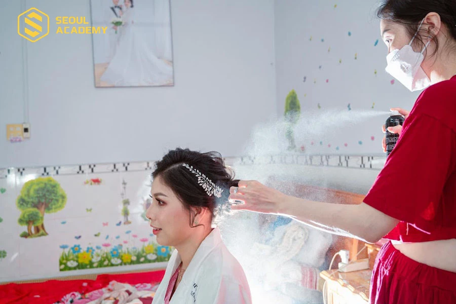 Chuyên viên ở Lan Nguyễn Makeup trang điểm tại nhà cho chị em