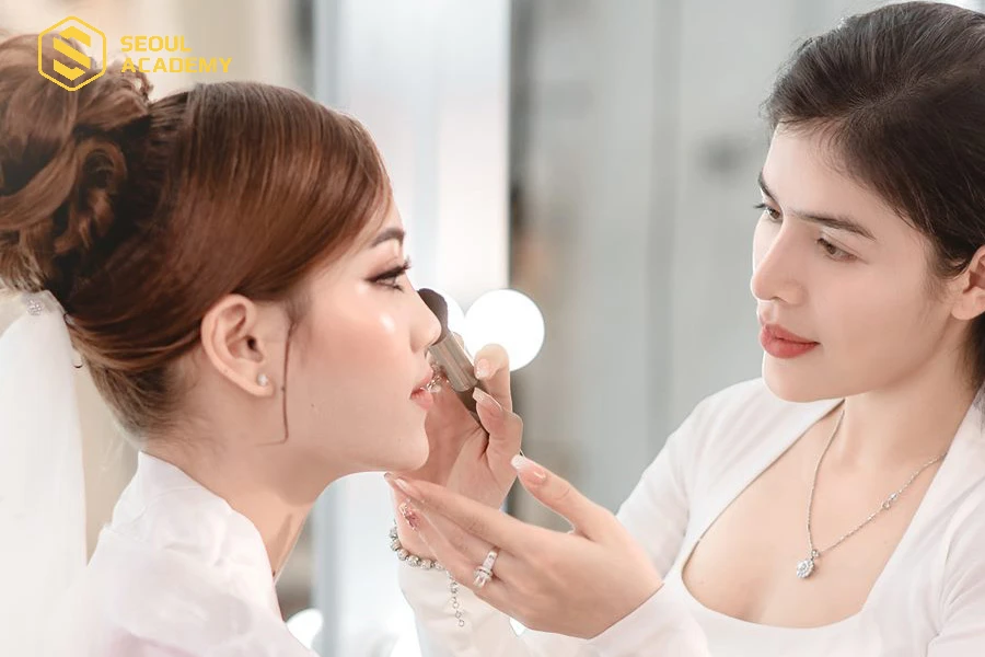 Chuyên gia ở Hoàng Ngân Make-Up Store trang điểm cho khách hàng