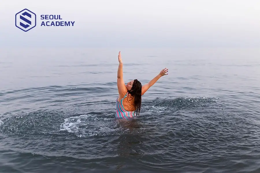 Chị em tránh ngâm nước quá 30 phút khi tắm biển