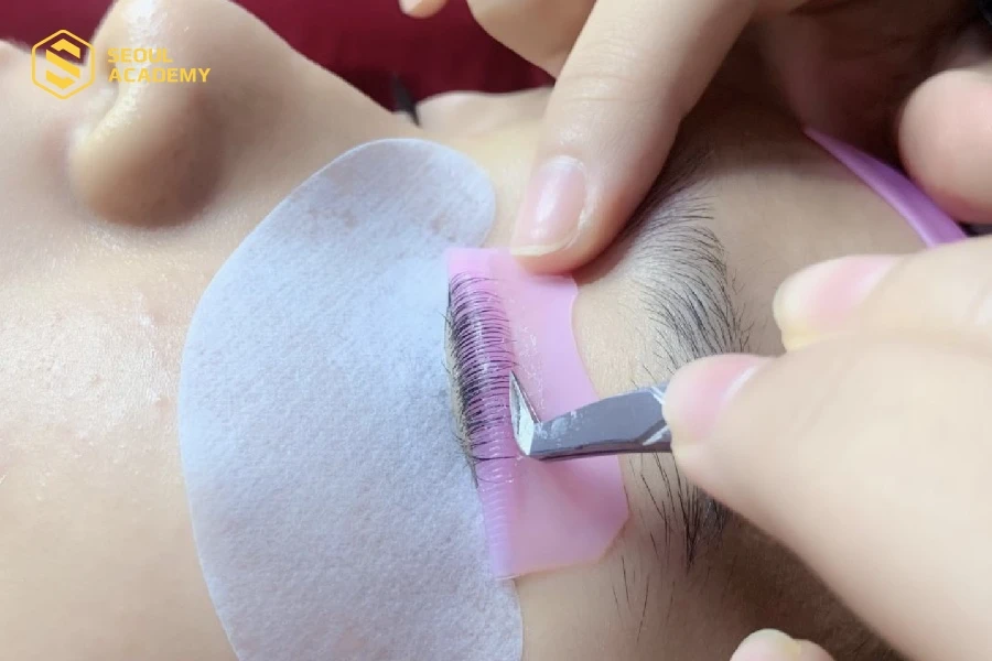 Tay nghề thợ quyết định nhiều việc uốn mi giữ được bao lâu