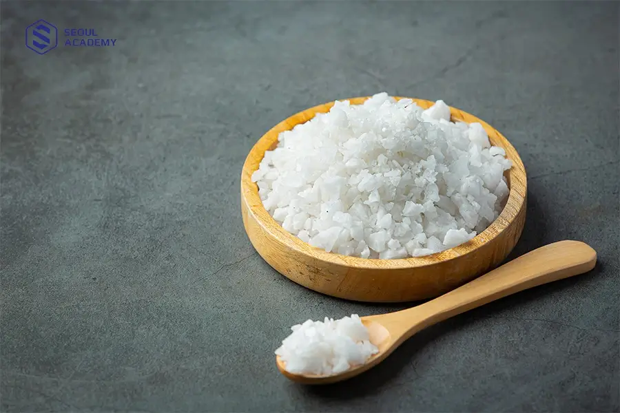 Giải vận hạn, xả xui bằng cách ném muối qua vai