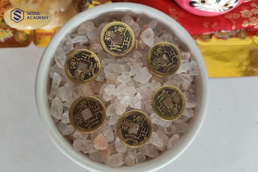 Đặt muối phong thuỷ trong nhà cùng 6 đồng xu cầu mong may mắn