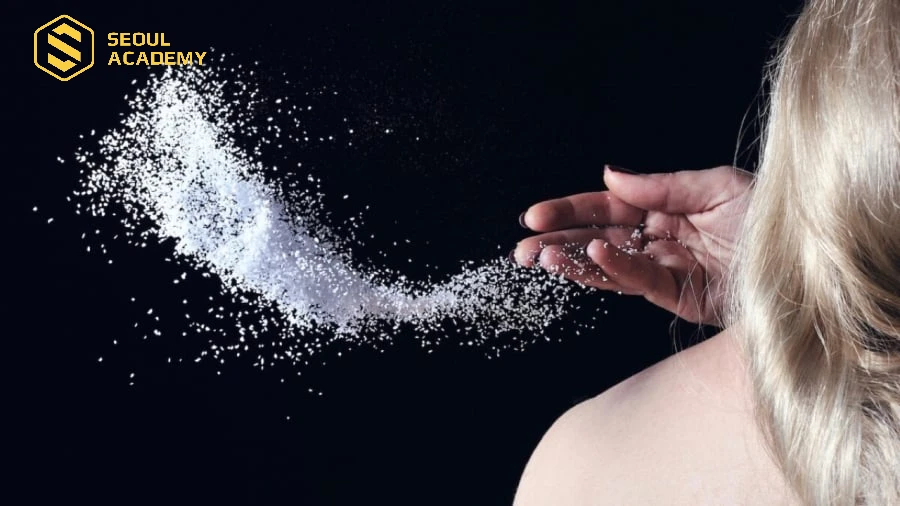 Thực hiện xả xui bằng muối qua vai là phương pháp khá hiệu quả được nhiều người áp dụng