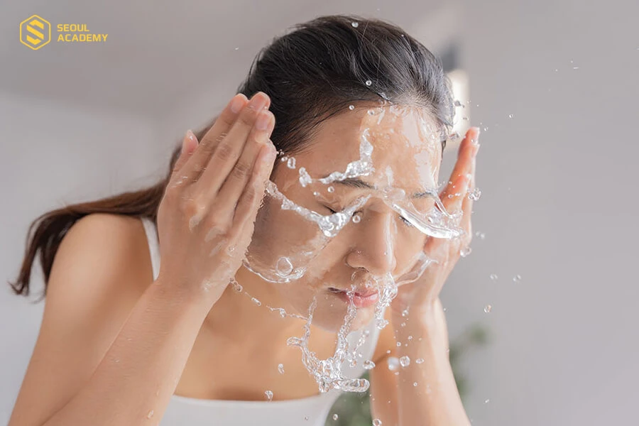 Sữa rửa mặt cần được kiêng đến khi môi lành hẳn