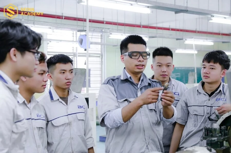 Nhu cầu của ngành điện - cơ khí cao nên mức thu nhập của ngành cũng vô cùng hấp dẫn