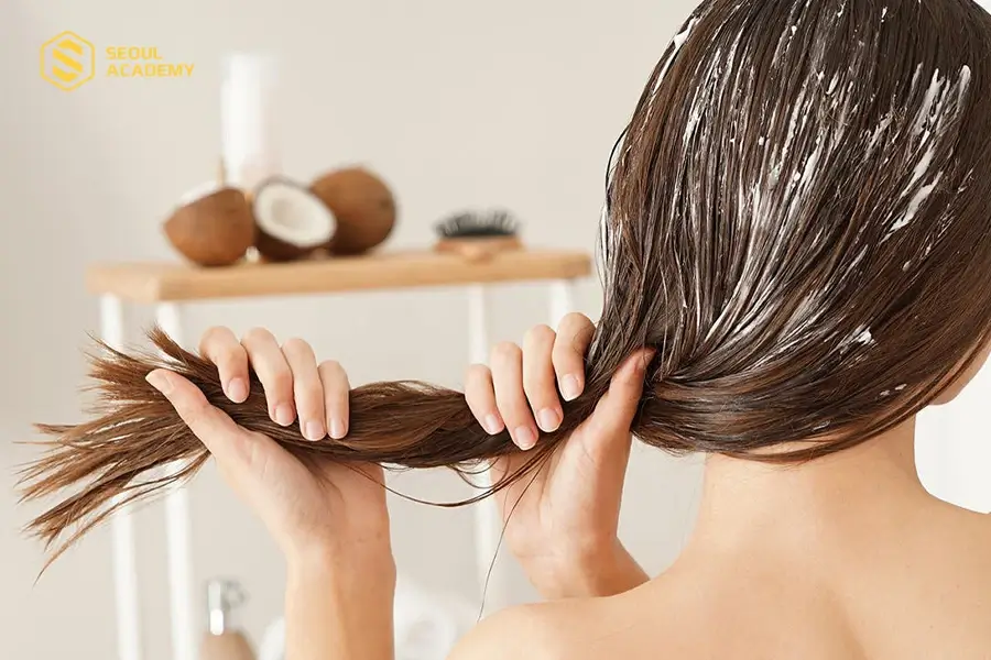 Ủ tóc để cung cấp dưỡng chất và giúp tóc chắc khỏe hơn