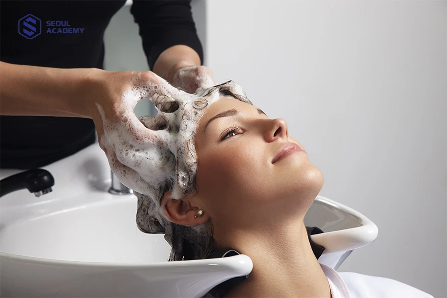 Gội đầu thường xuyên giúp màu tóc nhuộm phai nhanh