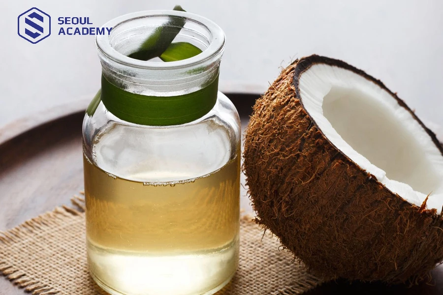 Dầu dừa được dùng làm cong lông mi cho bé