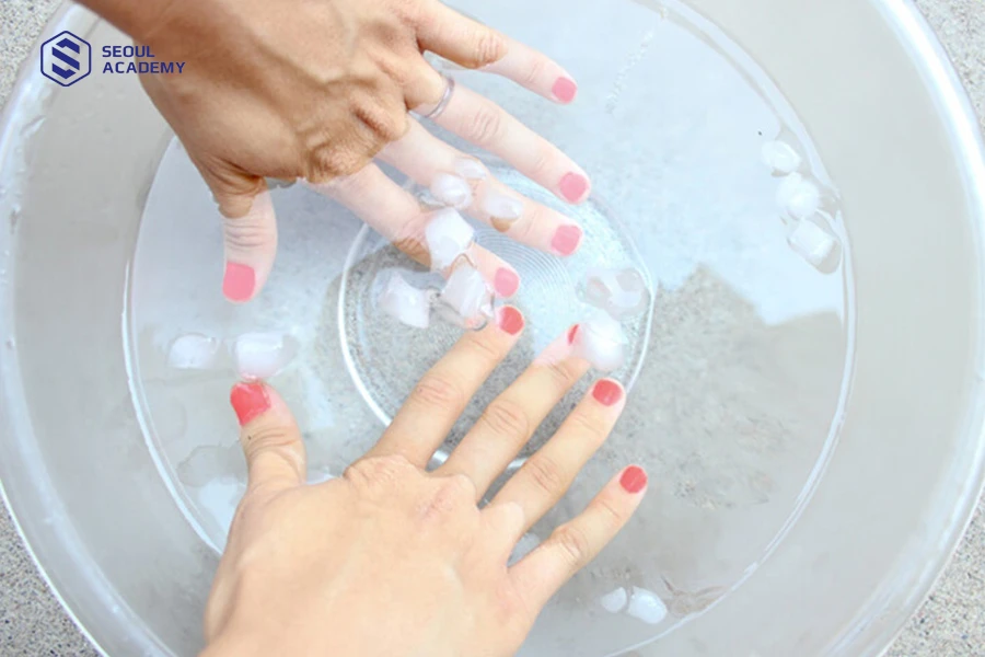 Giữ móng tay trong nước đá để làm khô sơn gel nếu không có máy hơ gel