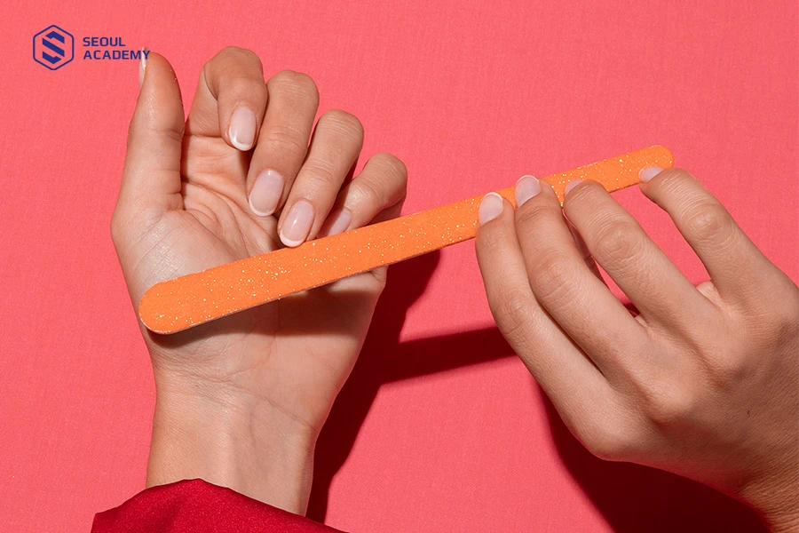 Nên cắt tỉa và dũa móng kỹ trước khi tiến hành sơn gel