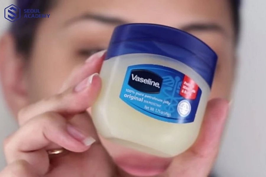 Vaseline có khả năng giúp nuôi dưỡng lông mi dài và cong hơn khi sử dụng kiên trì và đều đặn