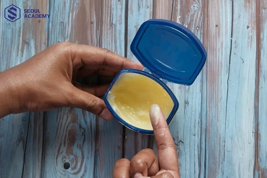 Sử dụng vaseline nguyên chất là cách giúp lông mi dài và cong đơn giản, dễ thực hiện tại nhà