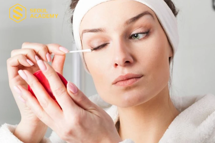 Tẩy trang mắt thật kỹ sau khi trang điểm mắt hay dung mascara