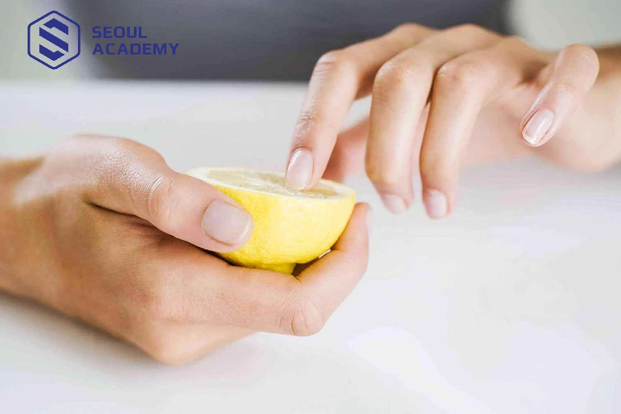 Dùng chanh chà lên móng tay hoặc móng chân để dưỡng móng tại nhà