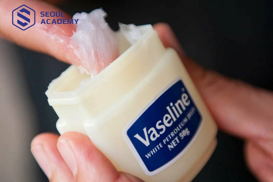 Vaseline giúp dưỡng ẩm và kích thích mọc móng chân, móng tay