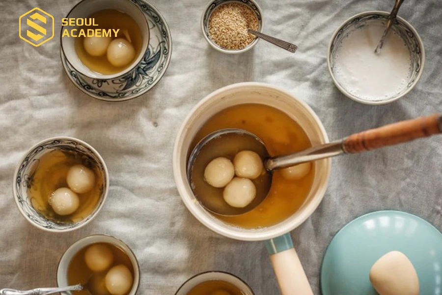 Nước đường thốt nốt giúp màu chè trôi nước bắt mắt hơn