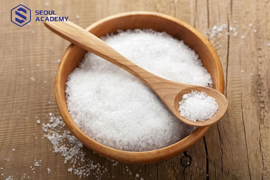 Sử dụng 1 thìa cà phê muối trộn với nước để gội đầu