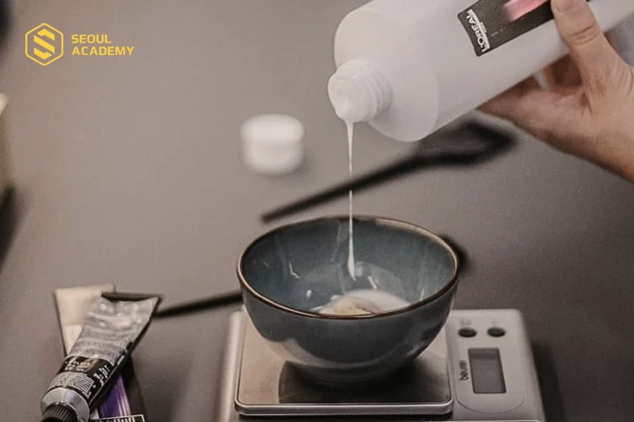 Pha thuốc tẩy đều vào chén trước khi bôi lên tóc