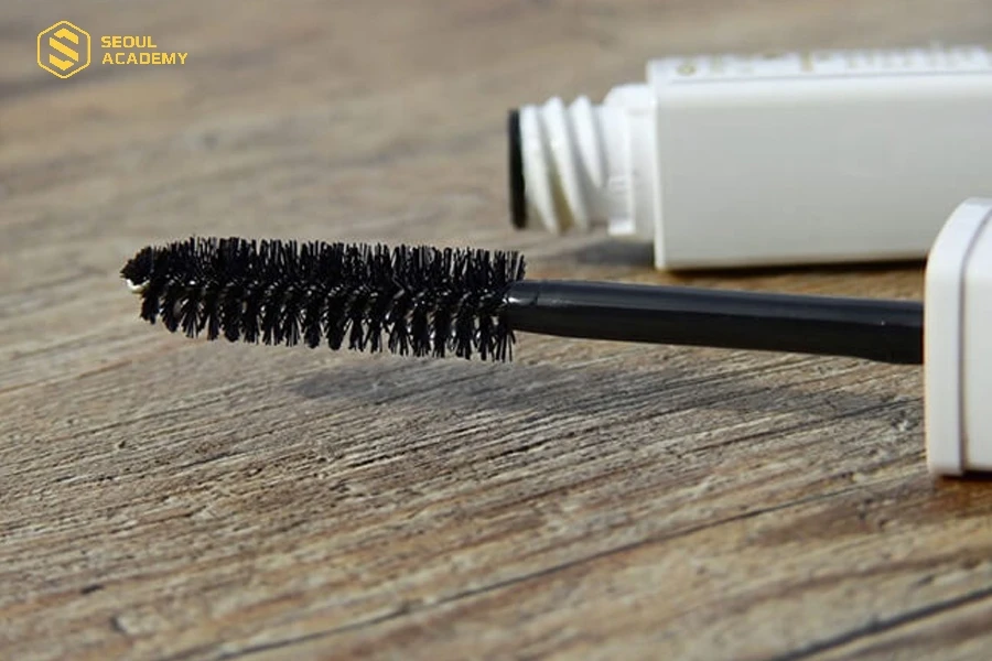 Có nhiều nguyên nhân khiến mascara bị khô