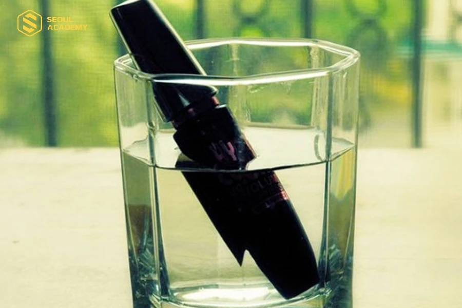 Ngâm mascara vào nước ấm
