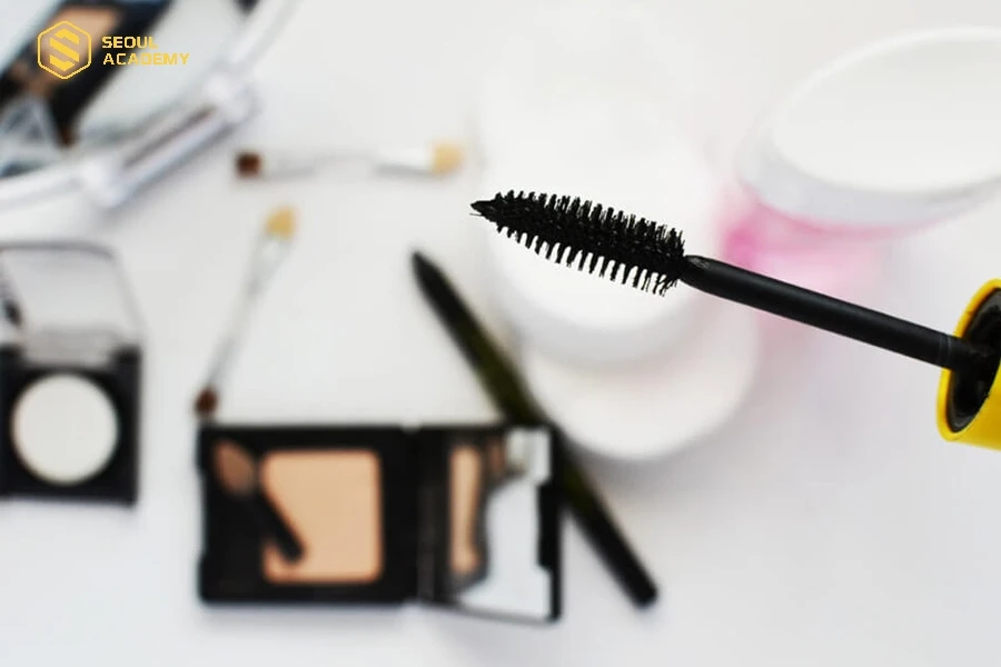 Đậy nắp mascara sau khi sử dụng xong