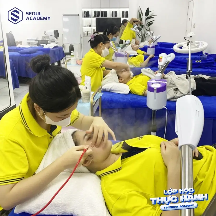 Khối lượng công việc lớn là một trong những nhược điểm của hình thức vừa học vừa làm spa