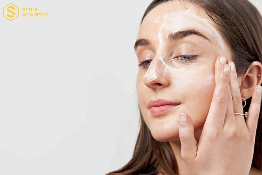 Thứ tự đúng là bôi kem chống nắng trước khi bắt đầu trang điểm da