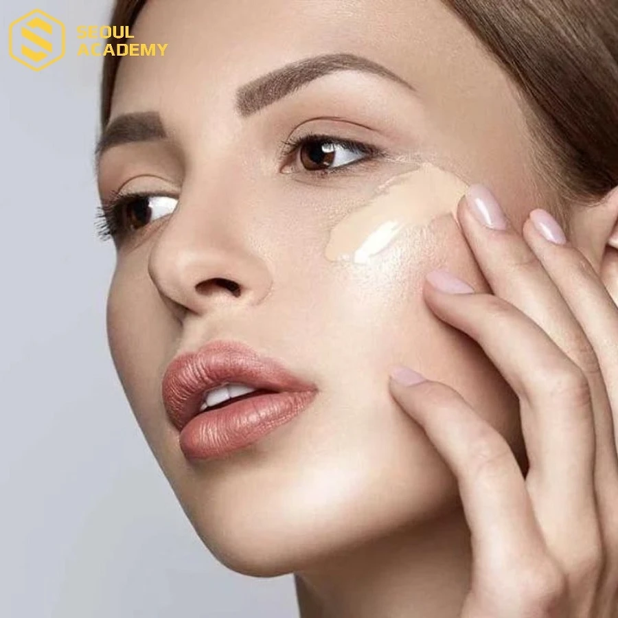 Thoa kem chống nắng trước khi trang điểm là thứ tự giúp bảo vệ da tối ưu